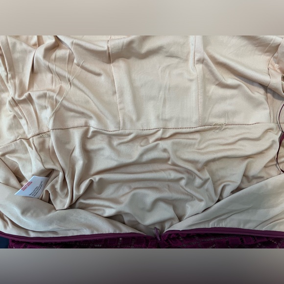 Boohoo Burgundy Lace Bodysuit 🌹 - Picture 6 of 9